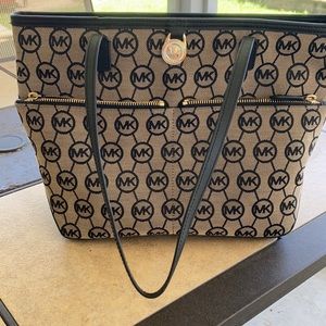 Selling 8 pocket Michael Kors logo handbag. Great Condition!!! Very spacious